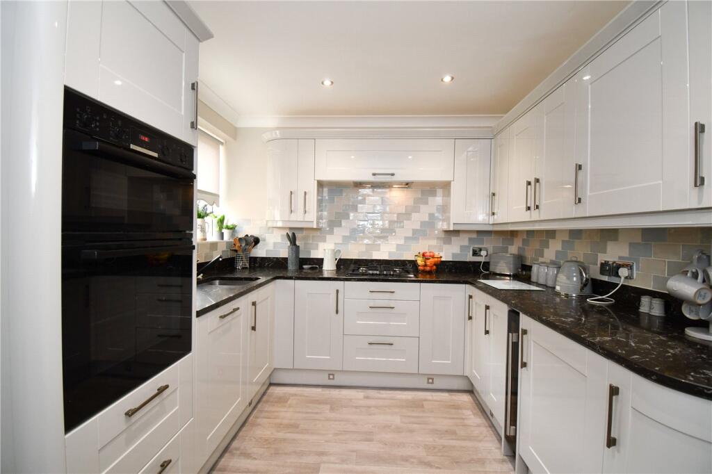 Castle Drive, Whitby, Ellesmere Port photo 4