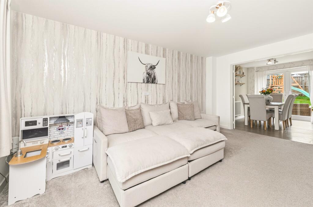 Fieldway Rise, Netherton, Huddersfield photo 3
