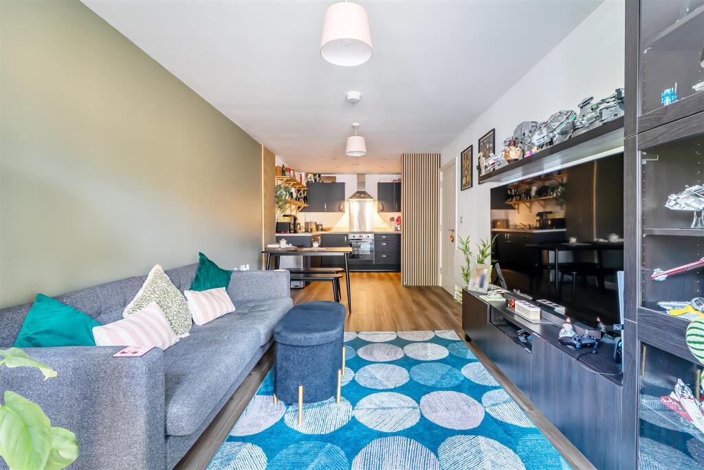 Apartment in Slough - View 5