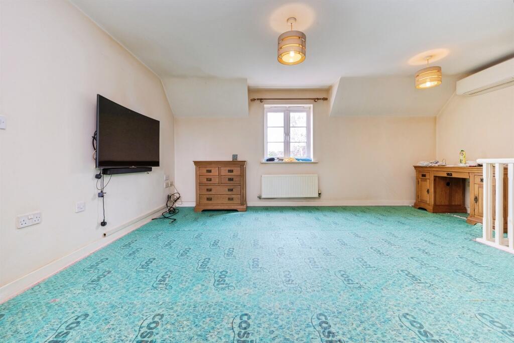 Wessex Close, Great Denham, Bedford photo 3