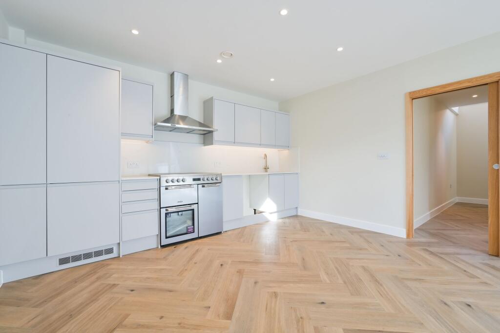 House in Epsom and Ewell, Stoneleigh - View 2