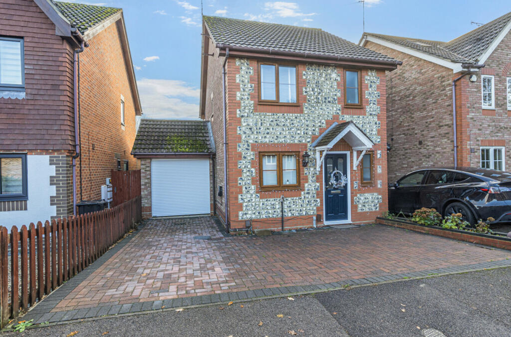 4-bed detached on Moorhen Drive, Lower Earley, Reading, £550,000