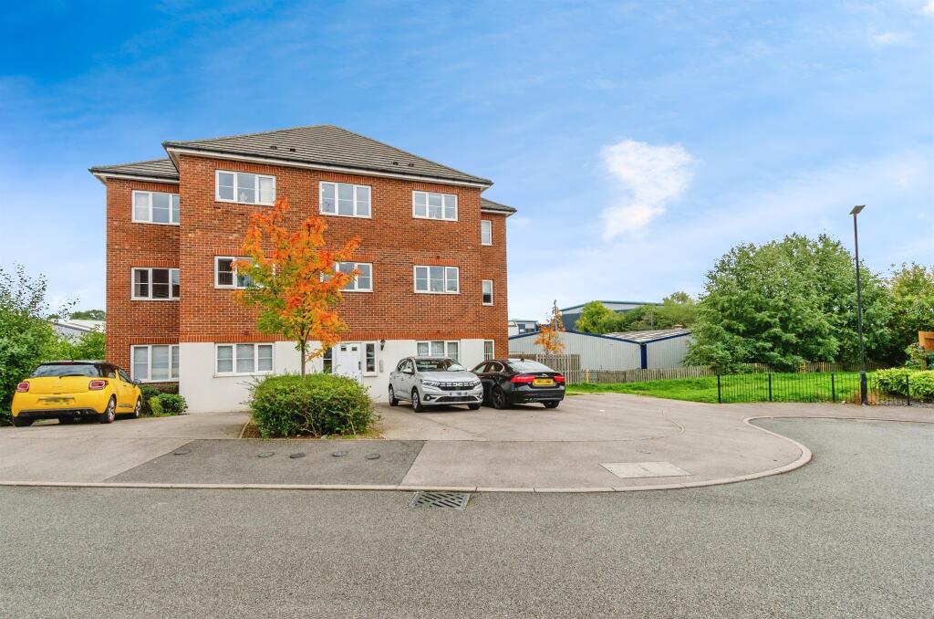 2-bed flat on Lakelot Close, Willenhall, £130,000