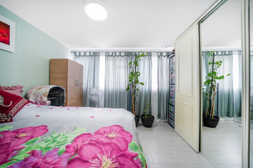 Apartment in Croydon - View 3