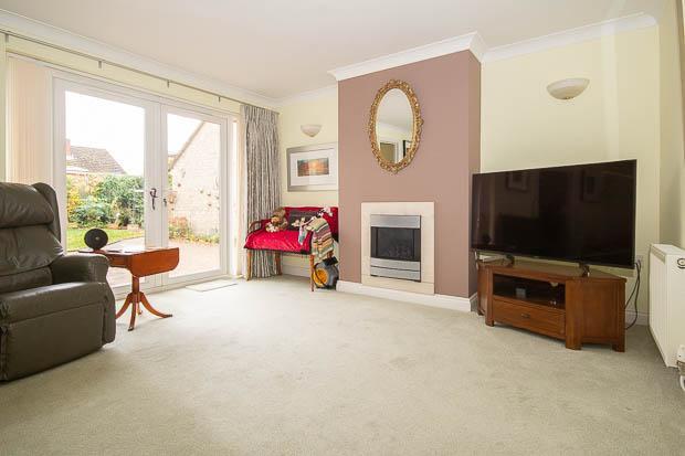 Maytree Gates, Bishops Cleeve, Cheltenham, GL52 8SE photo 2