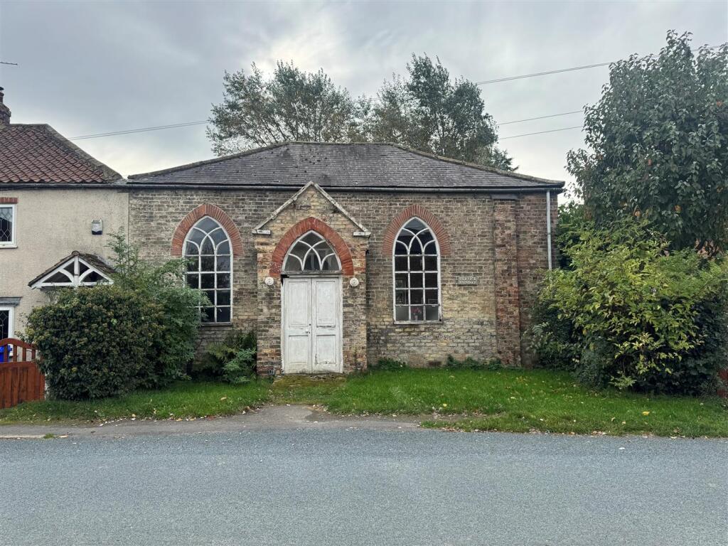 Studio house on Main Street, Ellerton, York, £100,000