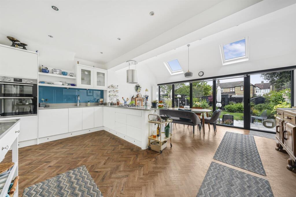 Balgonie Road, North Chingford, E4 - View 2