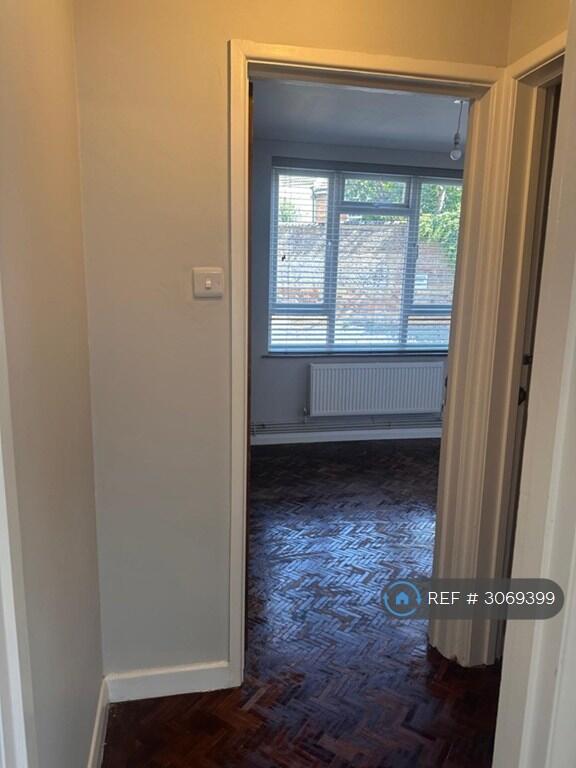 Apartment in Salisbury, Wiltshire - View 5