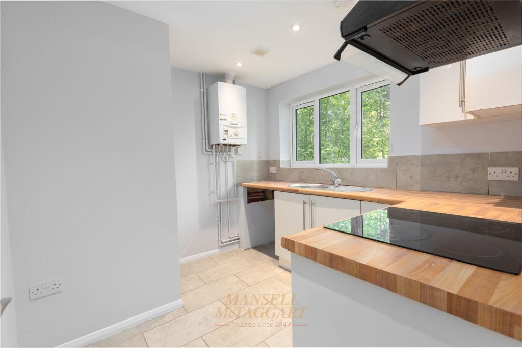 Apartment in East Grinstead, North End - View 3