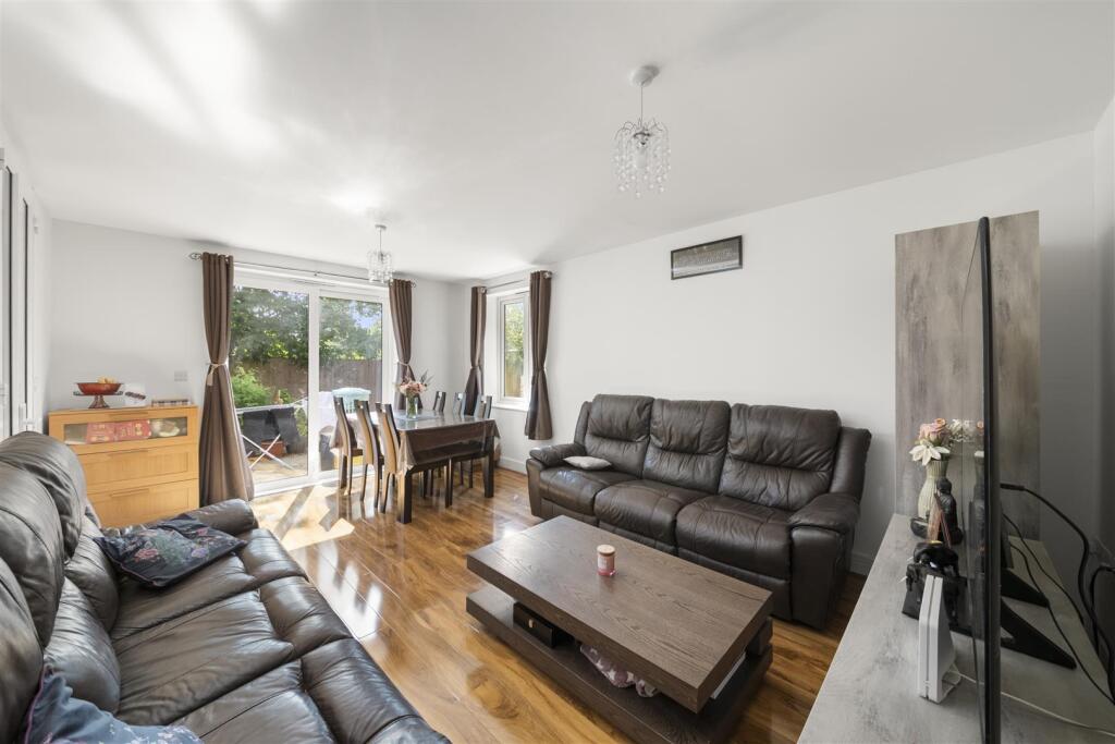 Apartment in Southall - View 3