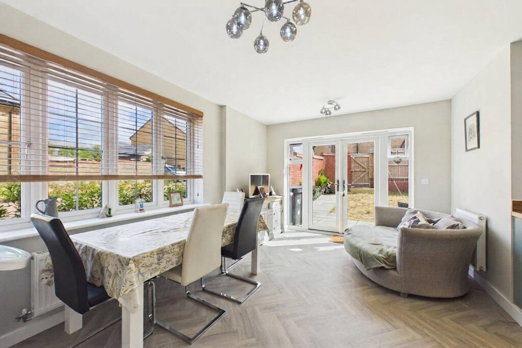 House in Northampton, Harlestone Park, West Northamptonshire - View 4
