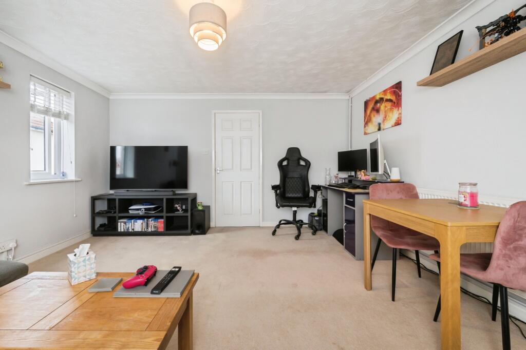Apartment in Eastleigh, Fair Oak and Horton Heath - More