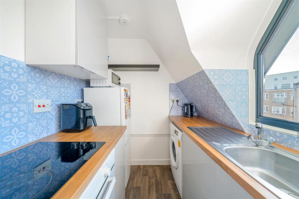 Apartment in London, Cottenham Park, Raynes Park - View 3