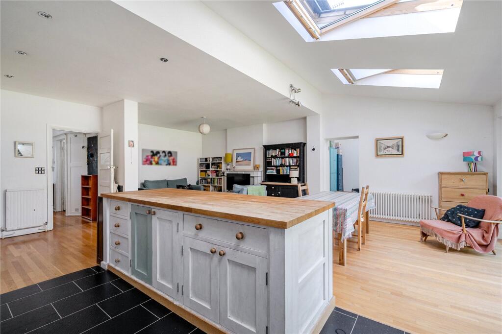 Speer Road, Thames Ditton, KT7 - More