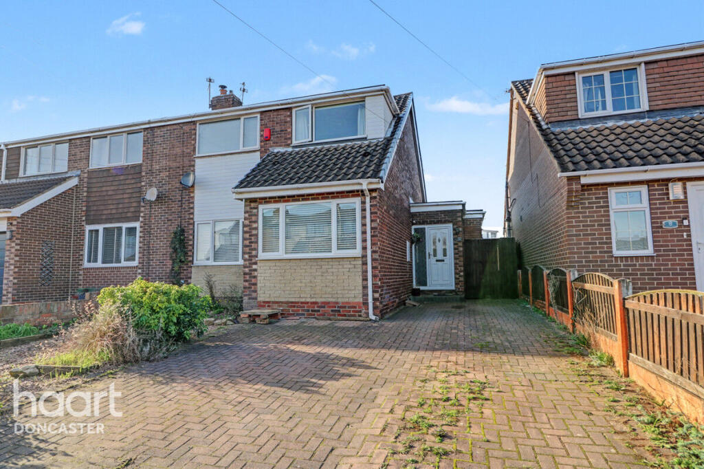 3-bed semi-detached on Orchard Drive, Doncaster, £230,000
