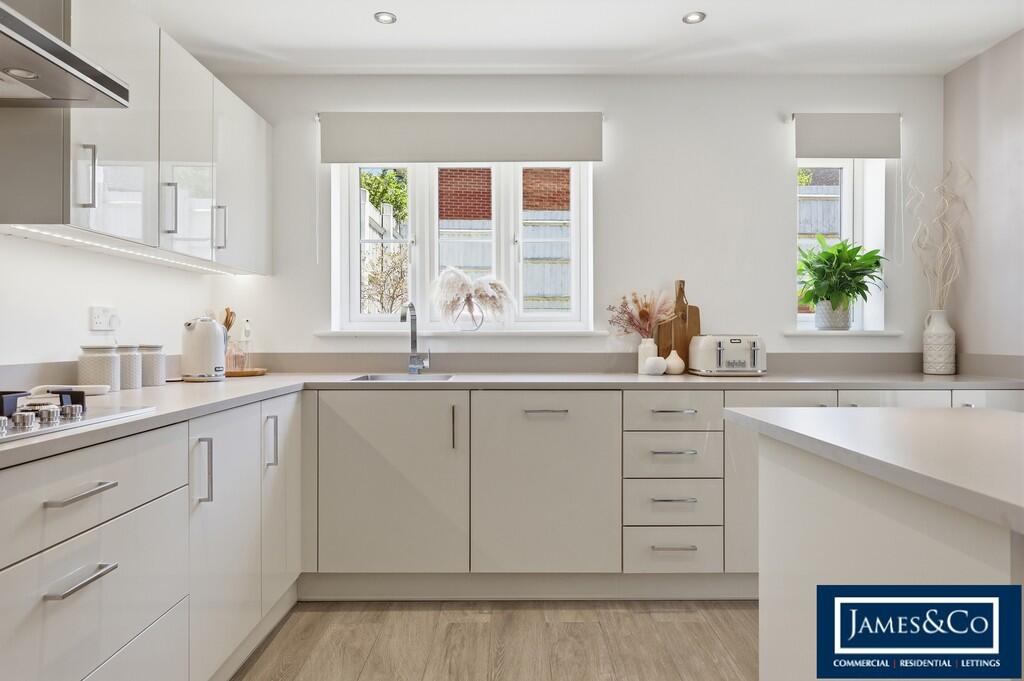 House in Uttlesford, Great Dunmow - More