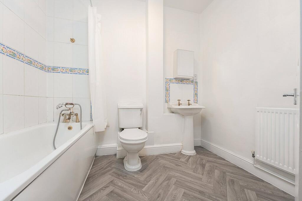 Apartment in Sutton - View 5