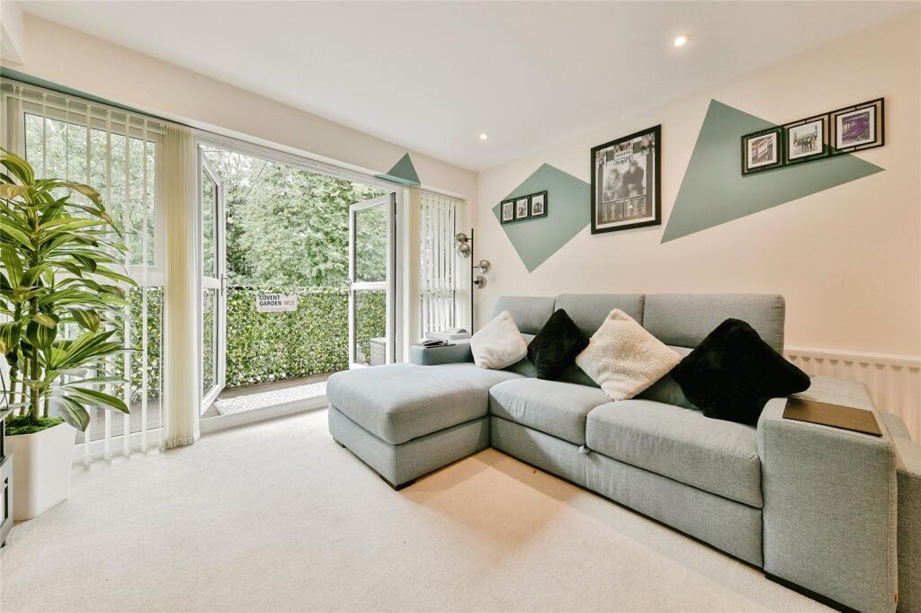 Apartment in Stevenage, Hertfordshire - View 4