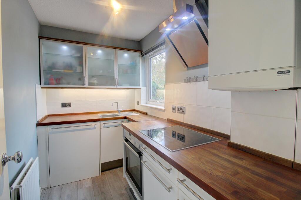 Apartment in Mole Valley, Capel - More