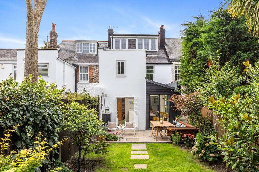 Main image of property: Warwick Place, Worthing, BN11 3EU