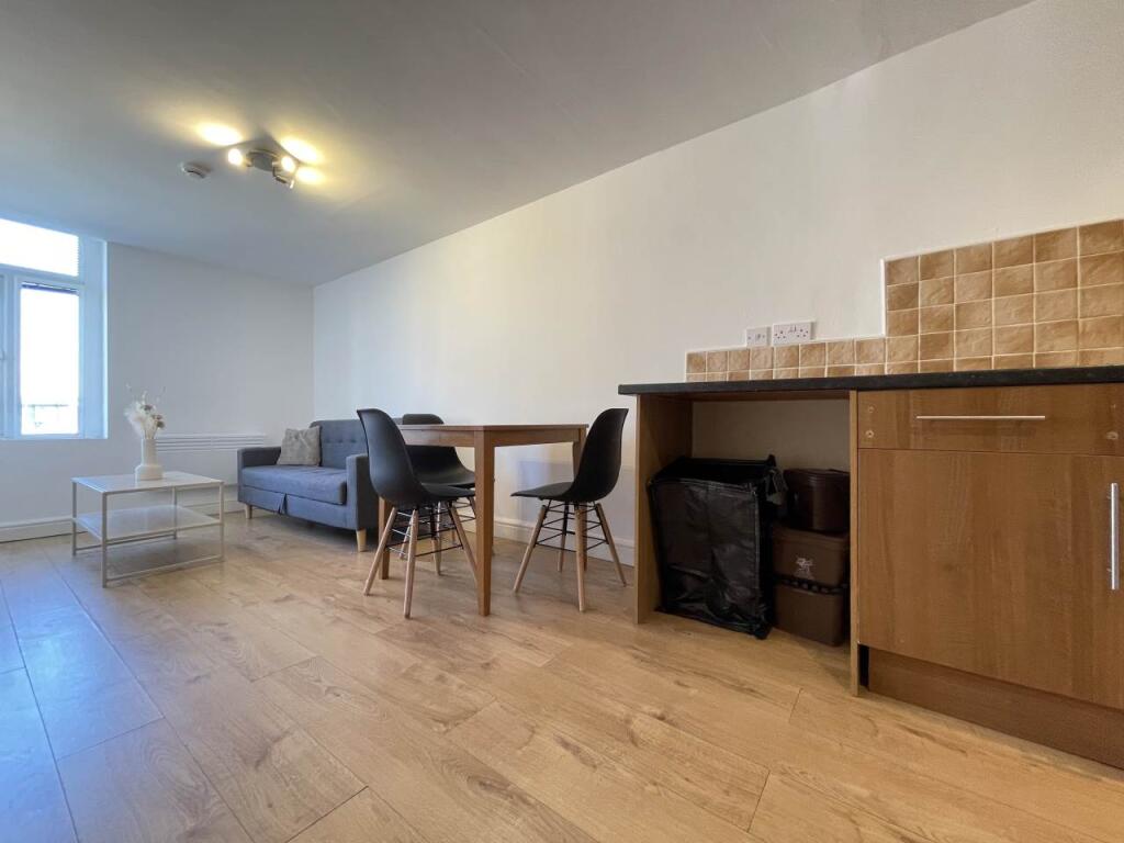 Apartment in Cardiff, Maindy, Cathays - View 2