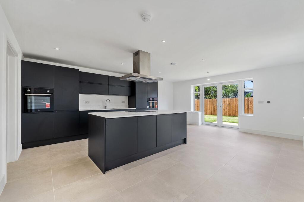 Church End, Hale Village, L24 photo 2