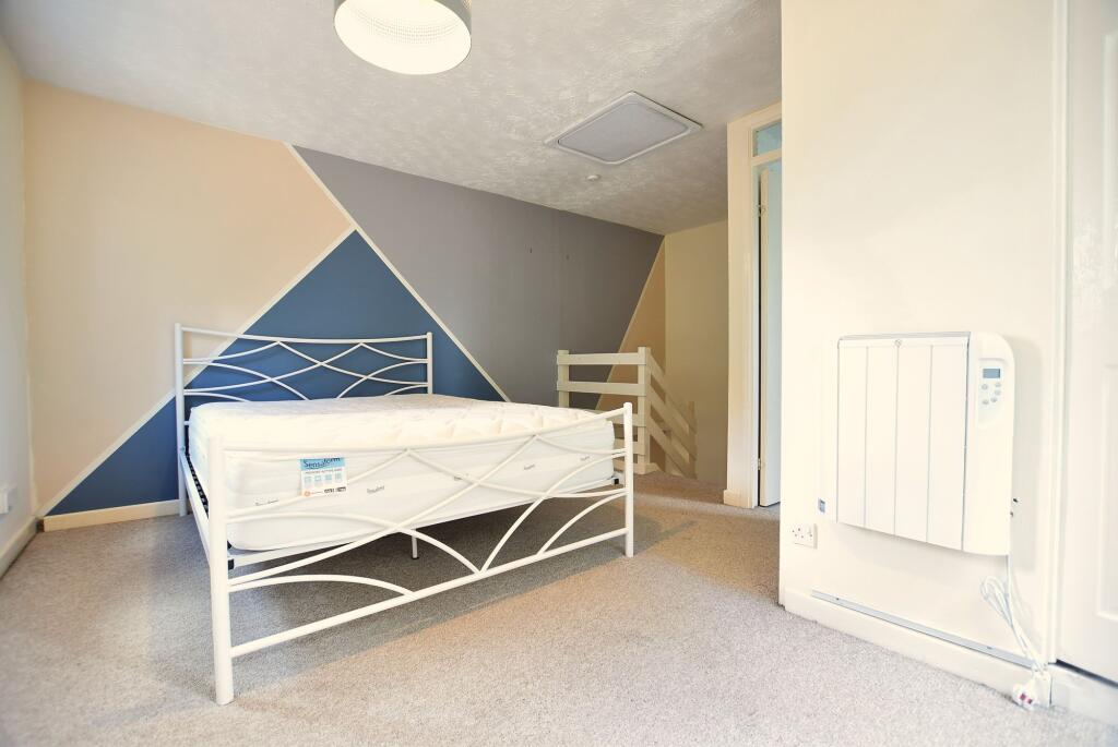 Camden Place, Calcot, RG31 photo 4