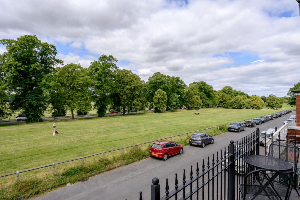 Knavesmire Crescent, York photo 4
