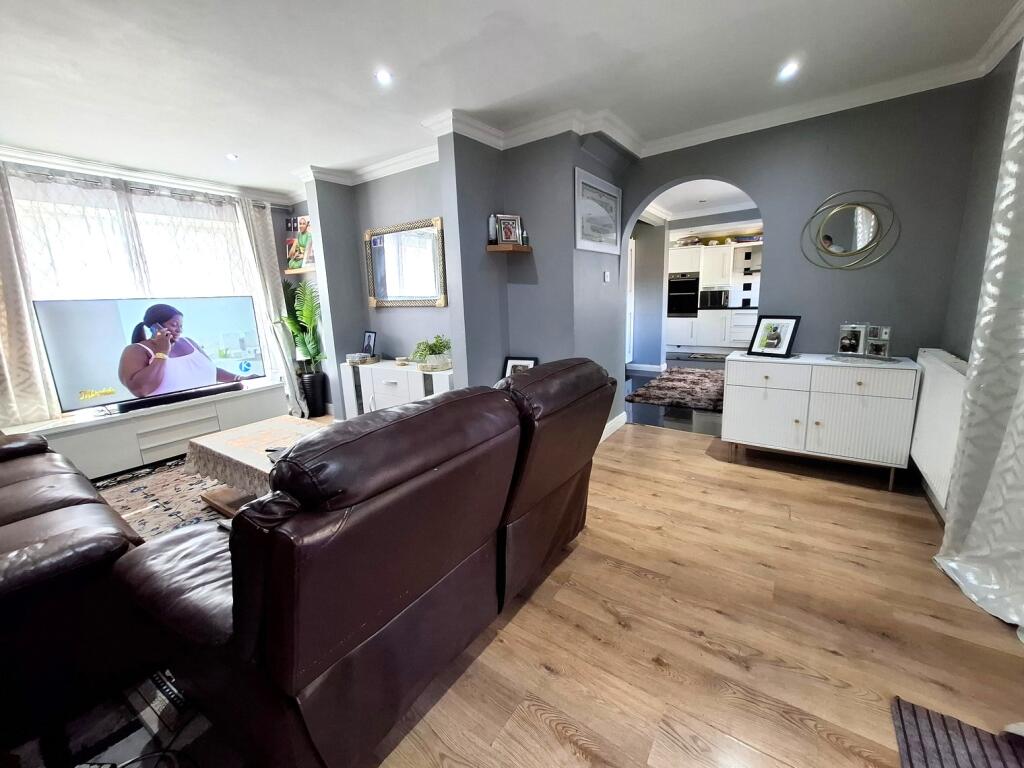 Norfolk Close, Swindon, Wiltshire photo 4