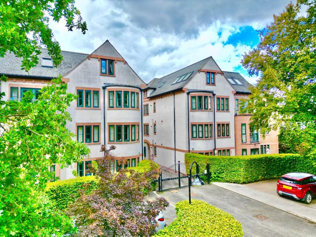 3-bed flat on Moss Lane, Sale, Greater Manchester, M33, £525,000