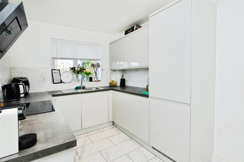 Firsgrove Road, Warley, Brentwood, Essex, CM14 photo 3