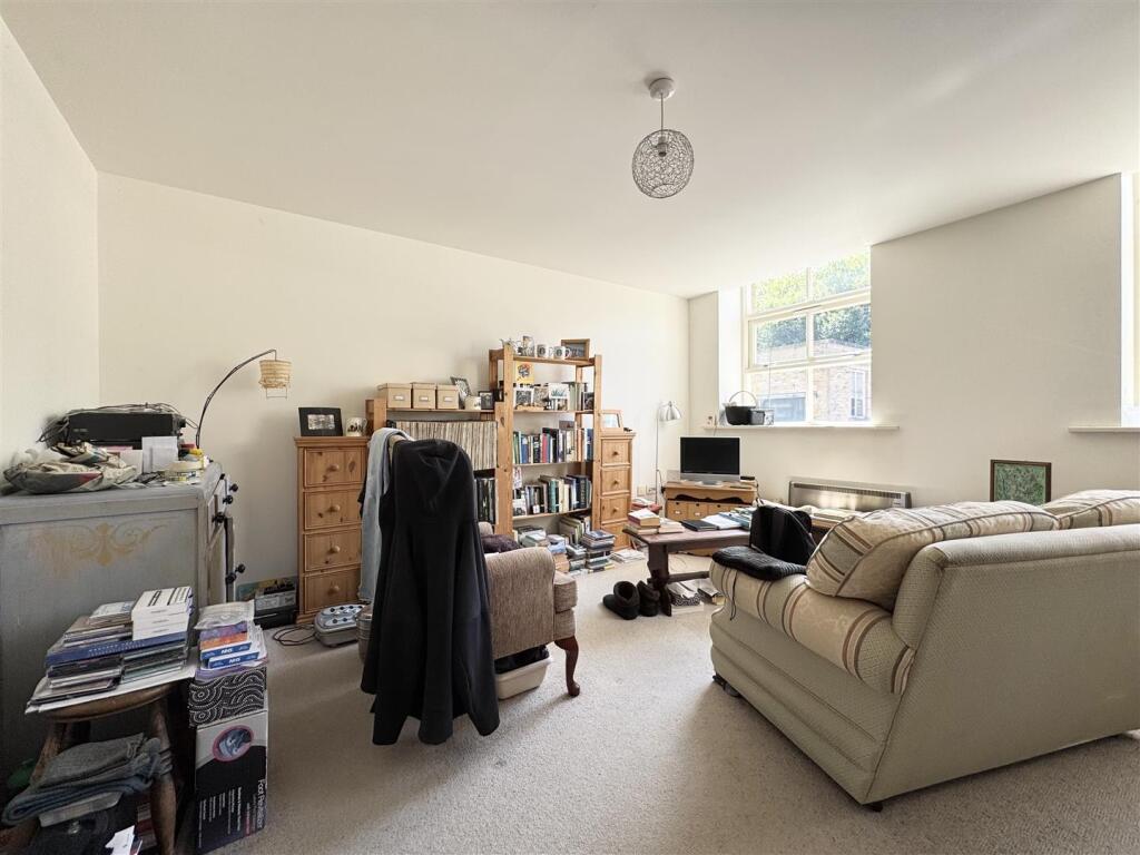The Park, Kirkburton, Huddersfield HD8 0NP photo 3