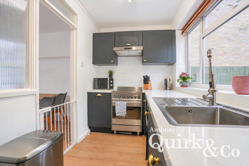 Apartment in Southend-on-Sea - View 3