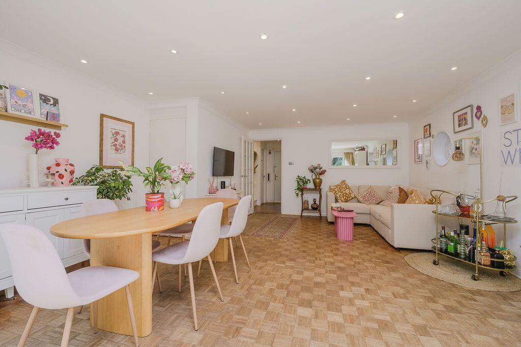 House in London, Royal Borough of Kingston upon Thames - View 5