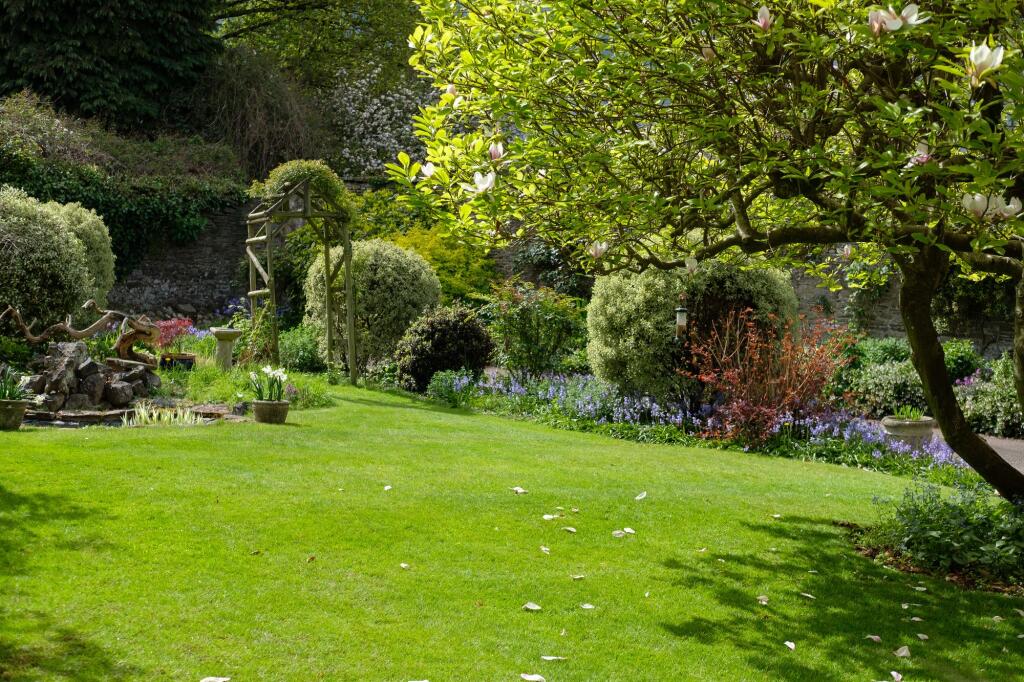 Brockely Chase, Cleeve, BS49 - Georgian home with fantastic gardens photo 2