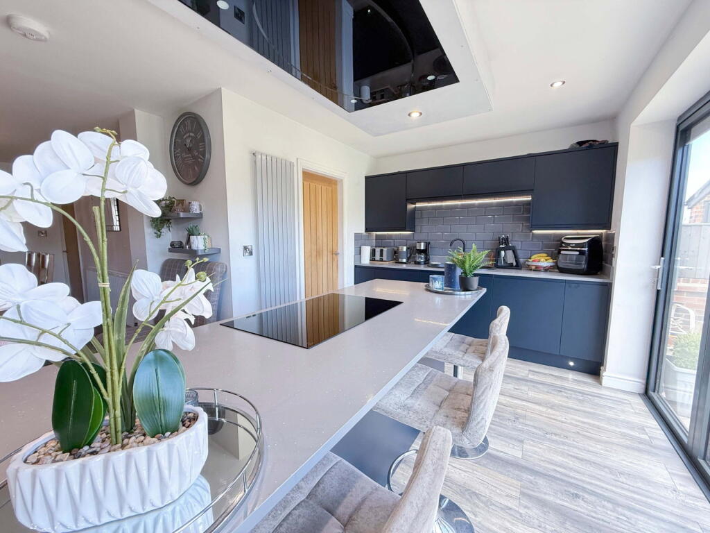 House in Sefton, Marshside - More