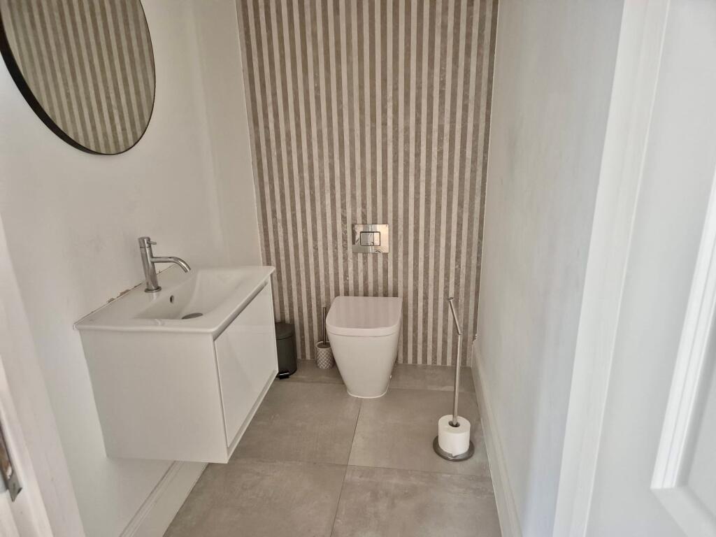 House in Croydon - View 4