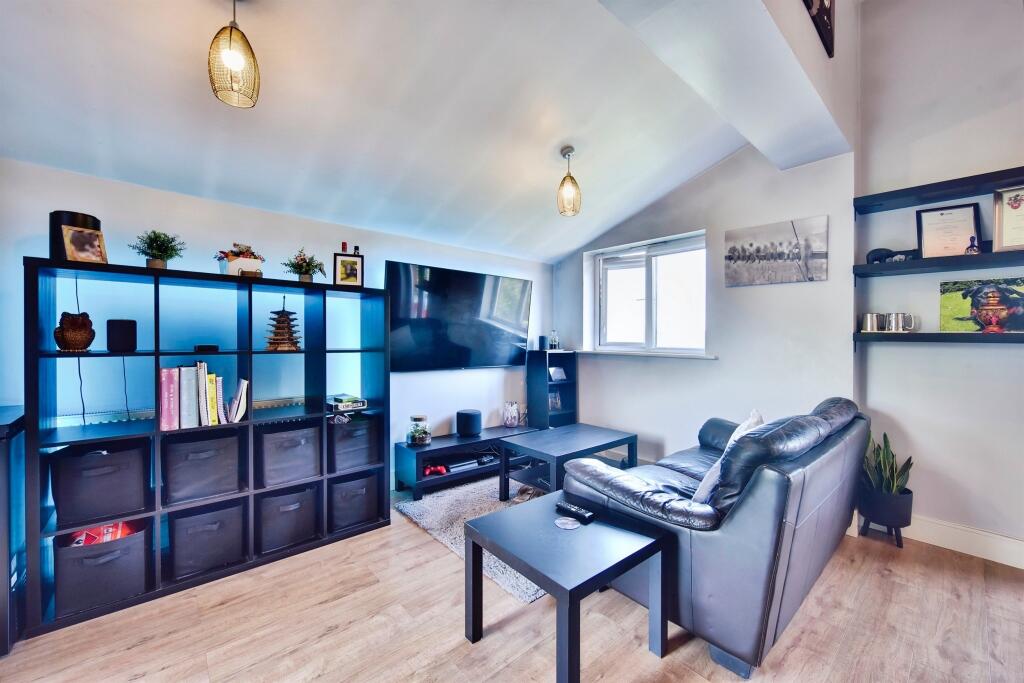 Apartment in Maidstone, Kent - More