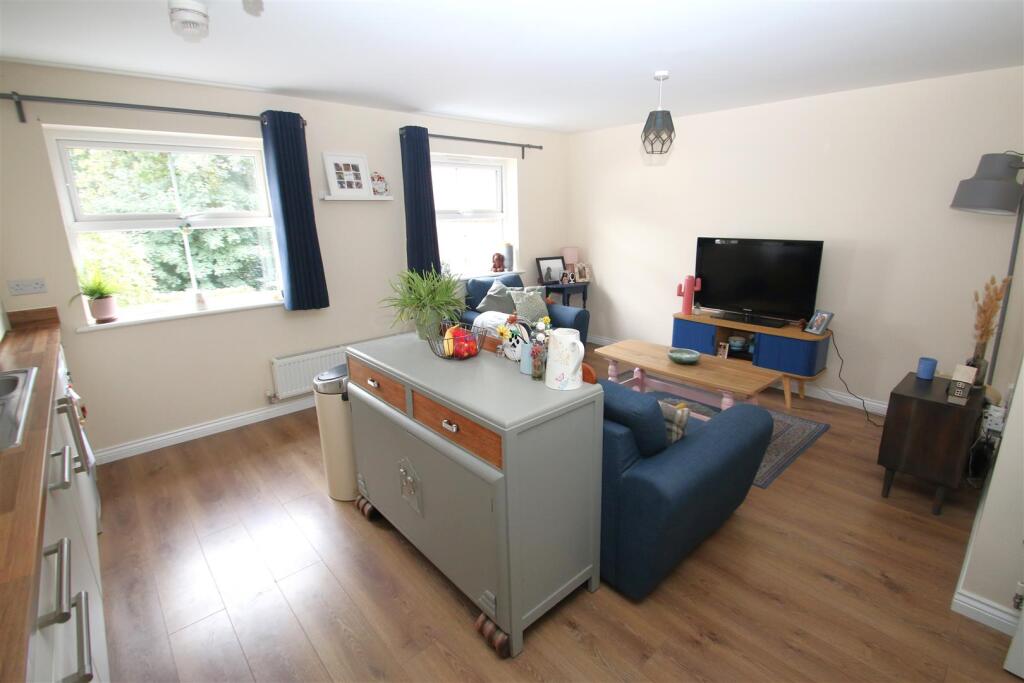20, Jay Rise, Salisbury photo 2