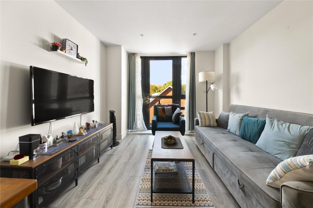 Apartment in Southall - More