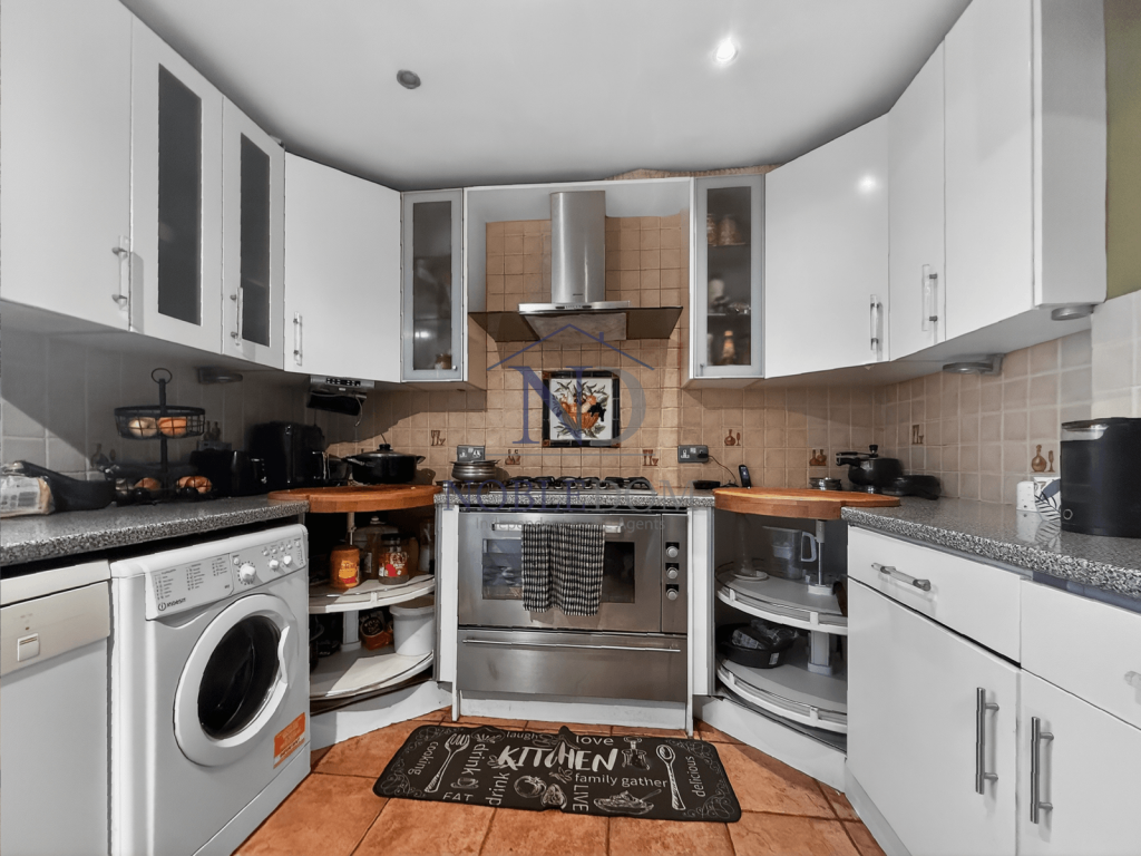 House in Twickenham - More