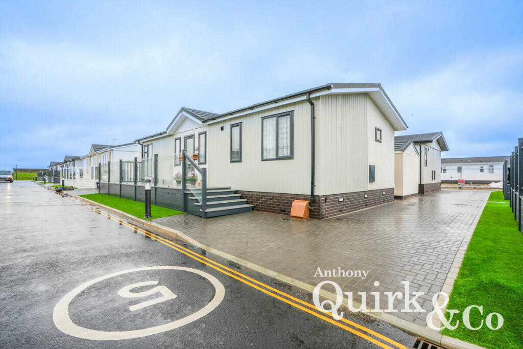 2-bed house on Coral Drive, Canvey Island, SS8, £240,000