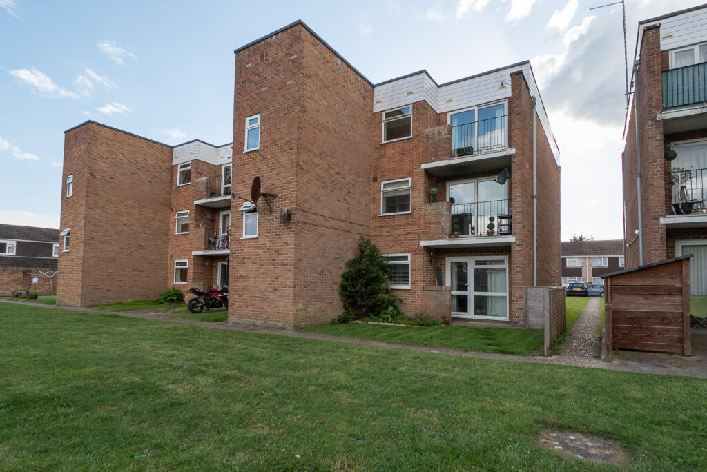 2-bed flat on Bracken Crescent, Bishopstoke, SO50, £160,000