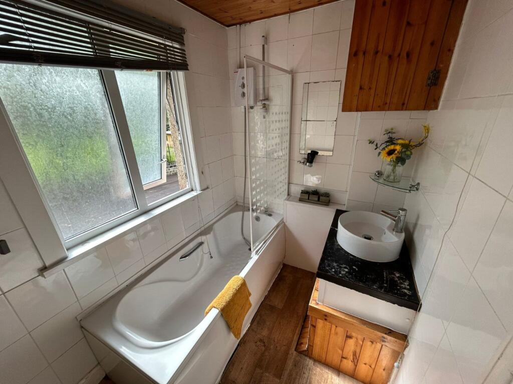 House in Leeds, Headingley Hill, Hyde Park - More