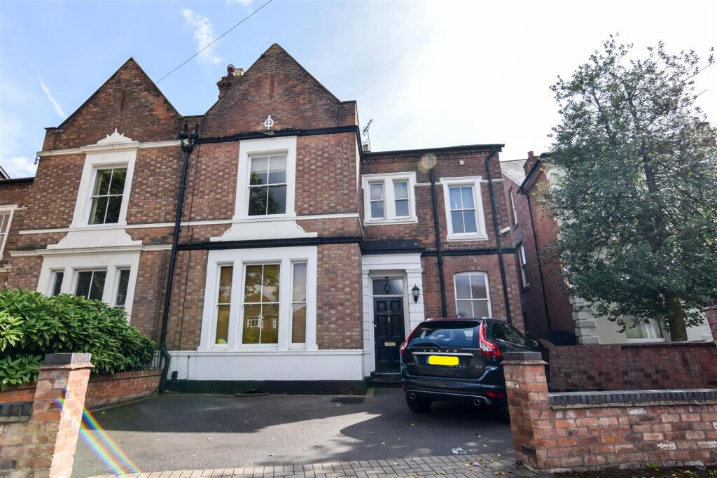 Main image of property: Warwick Place, Leamington Spa, CV32 5BS