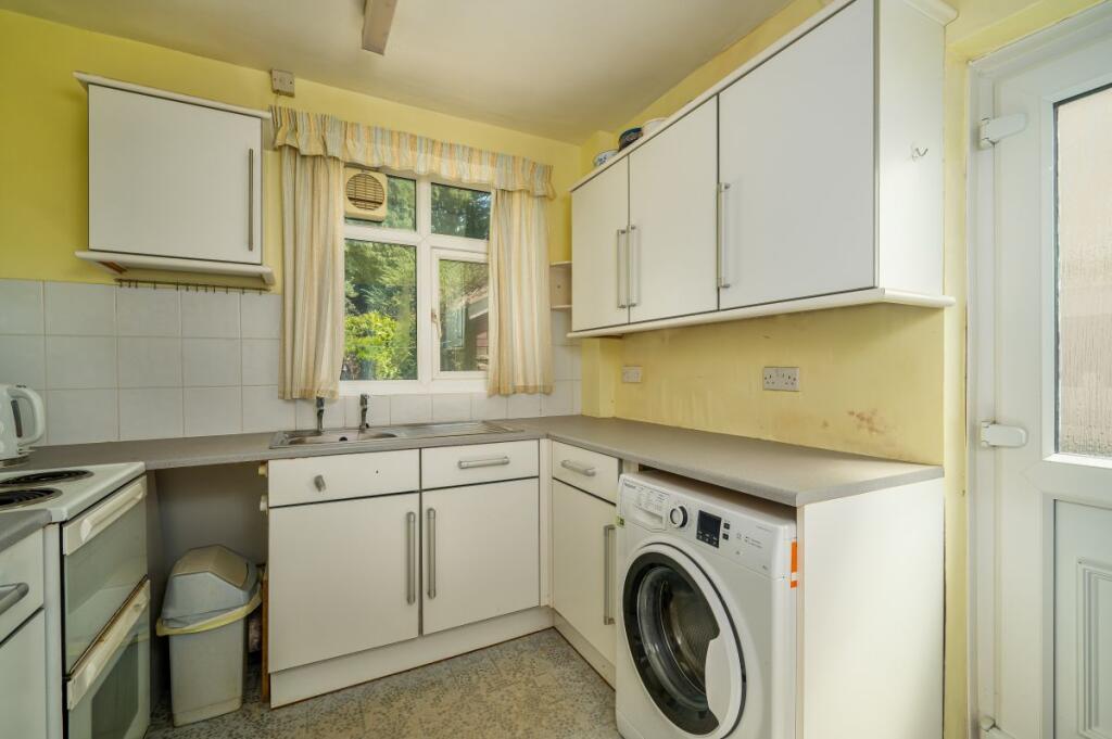 Bradford Road, Birkenshaw - View 4