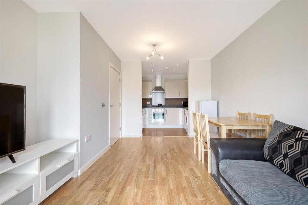 Apartment in London, Enfield Lock - View 3