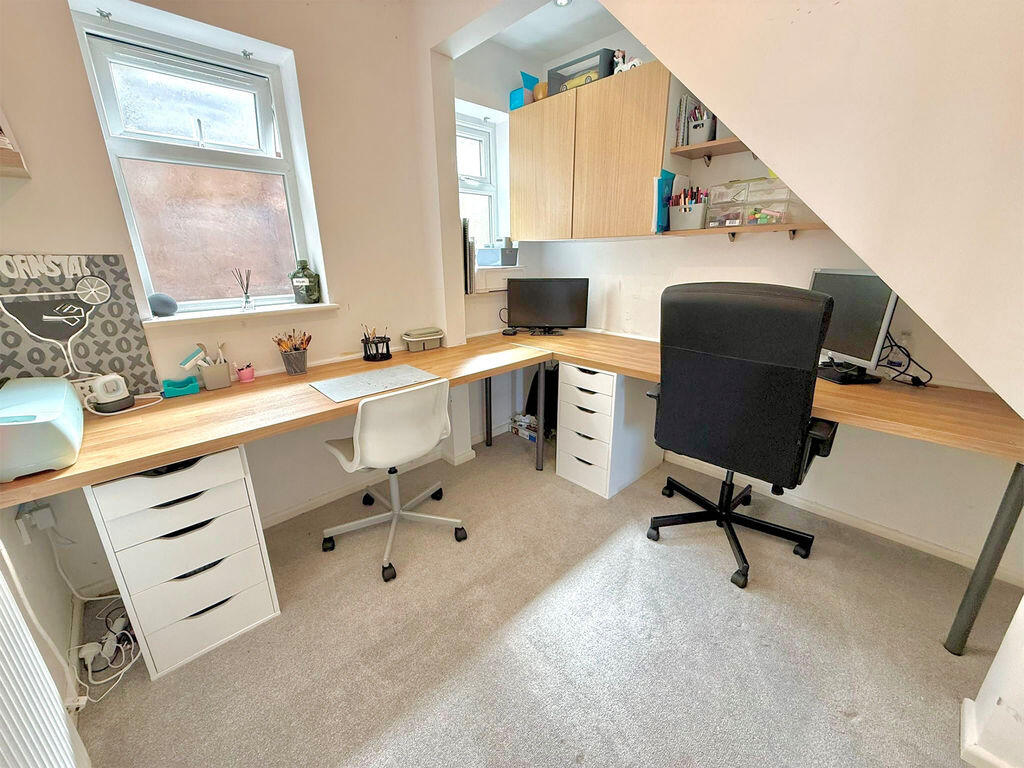 House in Dunstable, Central Bedfordshire - More