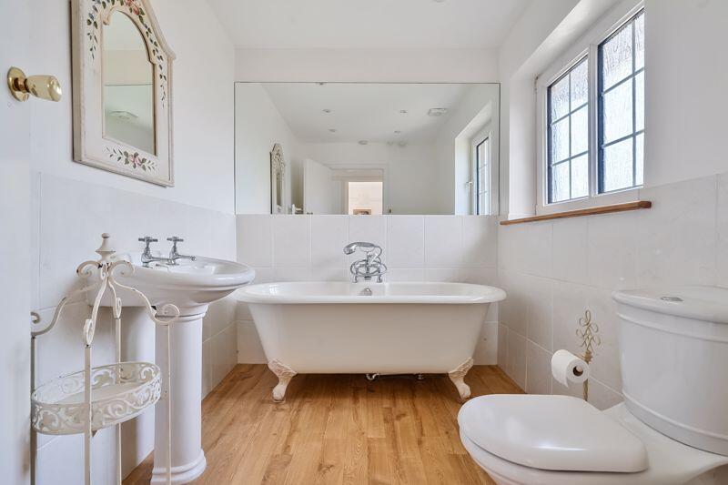 House in Folkestone, Morehall - More