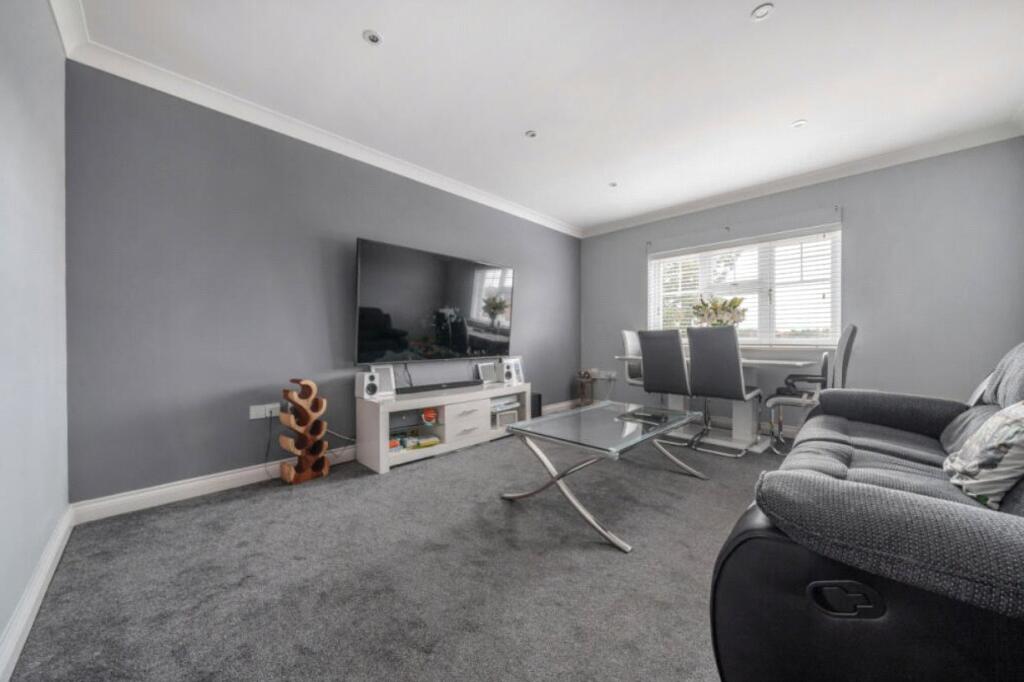 Apartment in Hart, Elvetham Heath - More